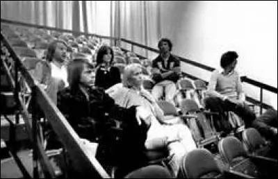 Ils aiment la pop, mais sont surtout les maîtres du disco ! Saurez-vous les identifier ?