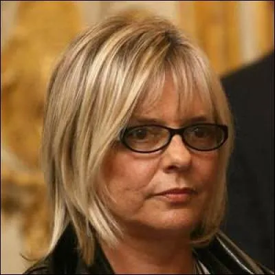 C'est la petite Française, elle est la chanteuse de "Poupée de cire, poupée de son". Voici...