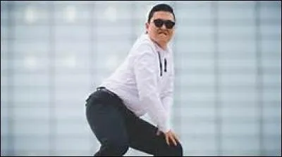 C'est le pitre de la K-Pop, originaire de Corée. Qui est-ce ?