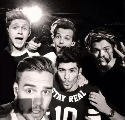 Rumeurs... 
De quel membre du groupe a-t-il été amoureux ?