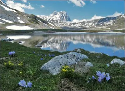 Dans quelle région d'Italie le massif montagneux du Gran Sasso et le parc national du même nom se situent-ils ?