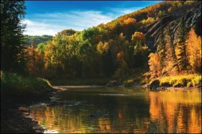 Dans quelle province canadienne situez-vous la ville de Grande Prairie qui doit son développement à l'industrie pétrolière et à l'exploitation forestière ?