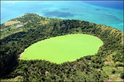 Quel département d'outre-mer français, portant le numéro 976, se compose de deux îles principales nommées Grande-Terre et Petite-Terre ?