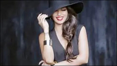 4e du classement ! La médaille en chocolat ! Première artiste féminine du classement. 1ère chez les filles, 7e chez les garçons. "Danse avec les stars", "A l'infini". Voyons, qui est-ce ?