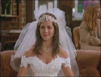 Saison 1 : Ross dit vouloir se remarier de suite, c'est alors que Rachel entre en robe de mariée. Que demande alors Chandler ?