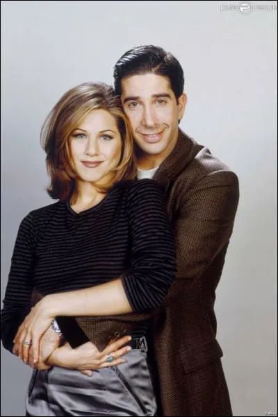 Saison 2 : A quoi Phoebe compare-t-elle Rachel par rapport à Ross ?