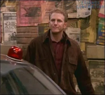 Saison 5 : Qui trouve l'insigne de police et s'en sert pour faire régner la loi ?