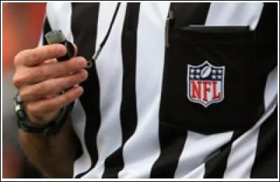 Qu'indique un arbitre de football américain avec un drapeau ?