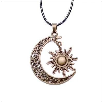 Que représente le pendentif de Luna ?