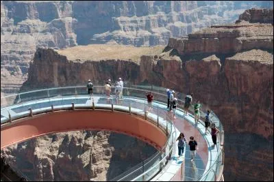 Le Skywalk est une plateforme en forme de fer à cheval dominant le Grand Canyon, mais dans quel État des États-Unis fût-il construit ?
