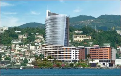 À combien d'étages s'élève la Tour Lumina ?