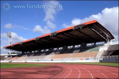 Combien de personnes le stade Pierre Aliker peut-il accueillir ?