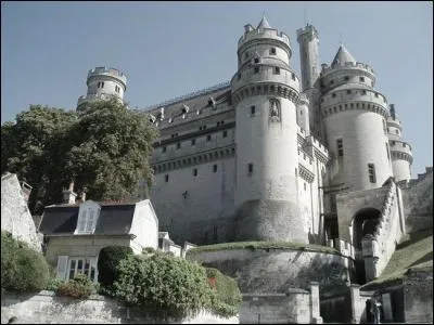Quel est ce château de l'Oise où les oubliettes furent soigneusement étudiées et décrites par Violet le Duc ?