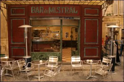 Qui est le patron de ce bar ?