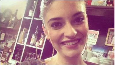 Où travaille cette jeune femme ?