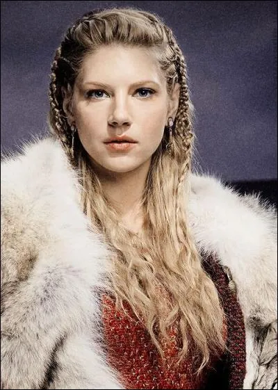 Sous quel nom Lagertha se fait-elle passer pour parler à Ragnar ?