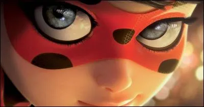 De quelle couleur les yeux de Marinette sont-ils ?
