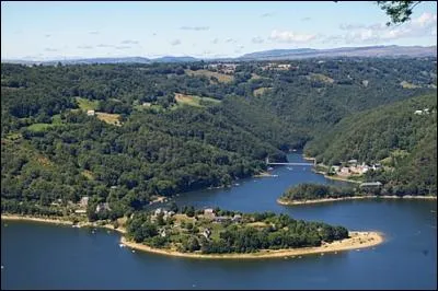 Quelle est cette rivière du Massif Central, qui prend sa source dans la Margeride à 1450m d'altitude, et est un affluent important du Lot ?