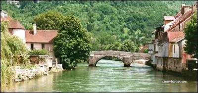 Quelle est cette rivière franc-comtoise, en réalité une résurgence, qui passe pour une des plus belles de France et a été peinte par Courbet ?