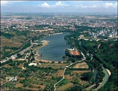 L'Ouche traverse Dijon, où elle forme un lac artificiel apprécié des Dijonnais. Quel est son nom ?