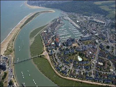 La Dive alimente plusieurs marais avant de rejoindre la Manche à Port-Guillaume. Dans quel département prend-elle sa source ?