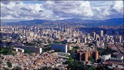Si je me promène dans la ville de Caracas, dans quel pays suis-je ?