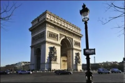 Combien y a-t-il d'avenues au niveau de la place Charles de Gaulle (place de l'Etoile) ?