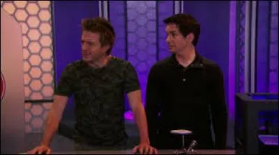 Comment s'appelle le chien bionique qu'a sauvé Douglas ?