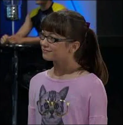 Comment s'appelle la nièce de la principal Perry ?