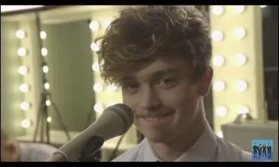 Lors d'un concert, Connor est tombé sur scène , The Vamps faisait la 1re partie de quelle star ?