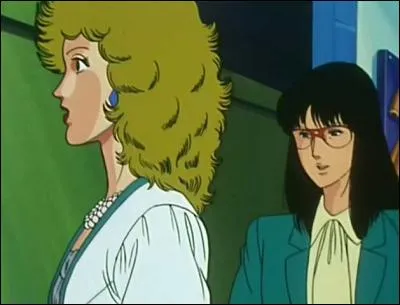 Qui est la femme brune à lunettes ?