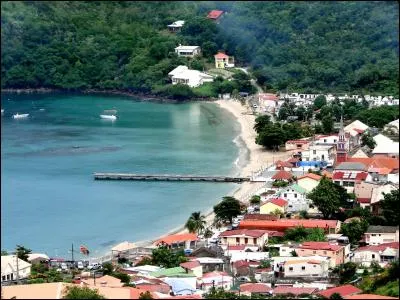 Quel est le surnom de la route touristique (de 42 kilomètres) qui traverse la commune ?