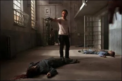 Saison 3 : Rick découvre la prison infestée, il la nettoie à l'aide des autres survivants et découvre des Taulards, combien étaient-ils ?