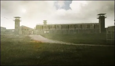 Combien d'attaques le Gouverneur et ses sbires lancent-ils contre la prison dans la saison 3 ?