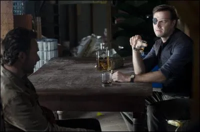 Le Gouverneur ayant une sérieuse menace en face de lui, propose à Rick une porte de sortie afin d'éviter toute confrontation, ils n'arrivent pas à s'entendre, que propose le Gouverneur en ultime solution ?