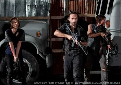 Lors d'une expédition, Glenn et Maggie furent enlevés par un des bras droits du Gouverneur, Rick et quelques autres décident d'aller à Woodbury afin de les sauver, qui Rick voit-il en hallucinant ?