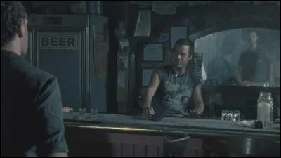 Hershel fuit et refuse d'affronter la réalité sur le fait que les rôdeurs ne soient plus humains, Rick et Glenn le retrouvent dans un bar et rencontrent Dave et Tony, d'où viennent-ils (Dave et Tony) ?