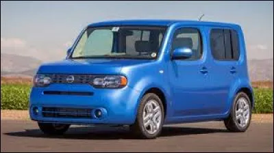Quelle est la marque de ce modèle de voiture appelée "Cube" ?
