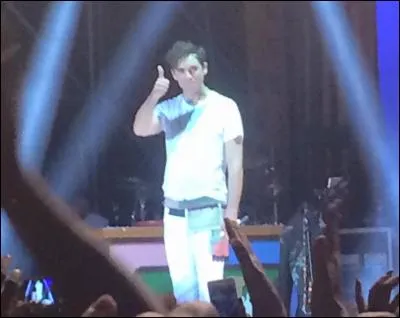 Combien de singles sont extraits de "No Place in Heaven" dans le monde ?