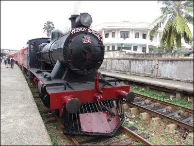 The 'Viceroy spécial' le train de 'lord Mountbatten' train à vapeur des années 30, circule au Sri Lanka à partir de 4980, 32 passagers maximum, mais il vous faudra jongler entre ce train et des autocars pour visiter le Sri Lanka qui est une île !Le prix comprend (les vols en avion of course!), le train et l'autocar. Combien de jours durera votre séjour ?