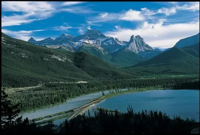 Petit séjour de Vancouver à Vancouver (9 jours, 7 nuits ) 3330  quand même ! Vous prendrez le 'Rocky Mountainer" (dixit un autre quizz que j'ai fait sur les trains) pendant 3h30, ce circuit dessert 5 villes sauf une dans ces 4 propositions ?