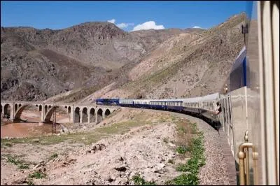 Dernière question, le 'Persian Explorer' (12 jours, 4000km, et 2670 ), 7 sites à voir (classés UNESCO) citadelle de Bam, place Imam, mosquée de Vendredi, jardins perses, Pasangadés, Persépolis et le palais Golestân. Où visiterez vous les montagnes d'Elbrouz et la mer Caspienne ?