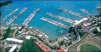 Combien de places possède le Port de plaisance ?