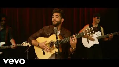 D'apr&egrave;s la photo, Kendji chante :