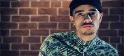 Un très bon youtubeur qui fait partie du Woop. Vous avez reconnu...