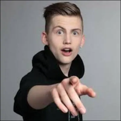 Il est très jeune mais a déjà une grande notoriété sur Internet. De qui s'agit-il ?