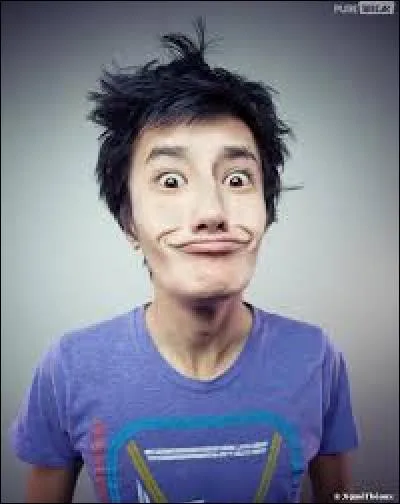 Ce youtubeurs possède deux chaînes. Celle qui possède le plus d'abonnés est :