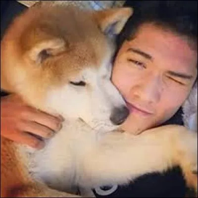 Ce youtubeur fait partie de la Why Tea Fam. Malheureusement, il est de moins en moins actif sur sa chaîne. Qui est-ce ?