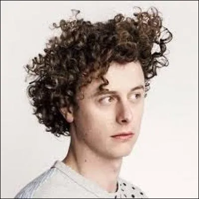 Ce youtubeur est très populaire, même avec sa coupe de cheveux catastrophique... De qui s'agit-il ?