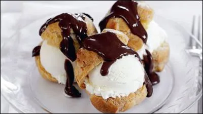 Quel parfum de glace trouve-t-on dans les choux des profiteroles ?
